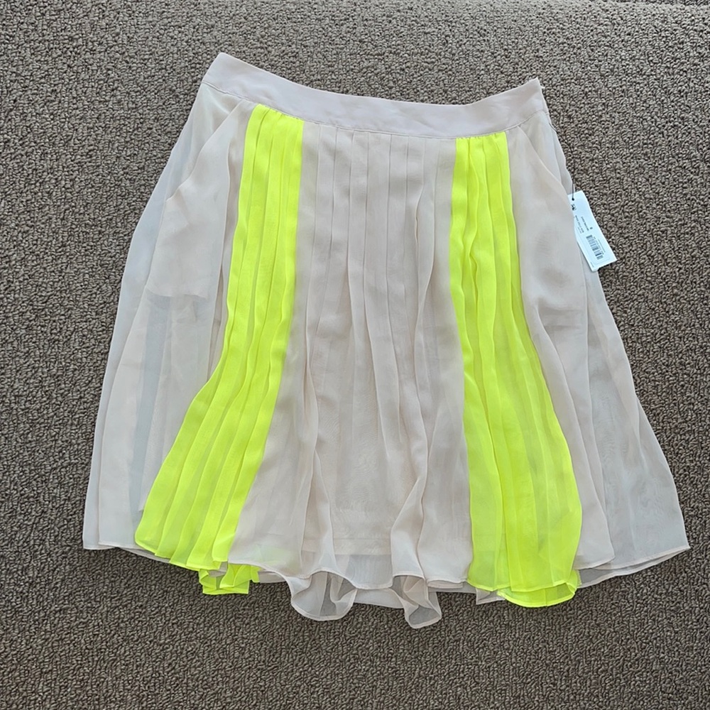 NWT NEON YELLOW & BEIGE PLEATED SKIRT 💕
